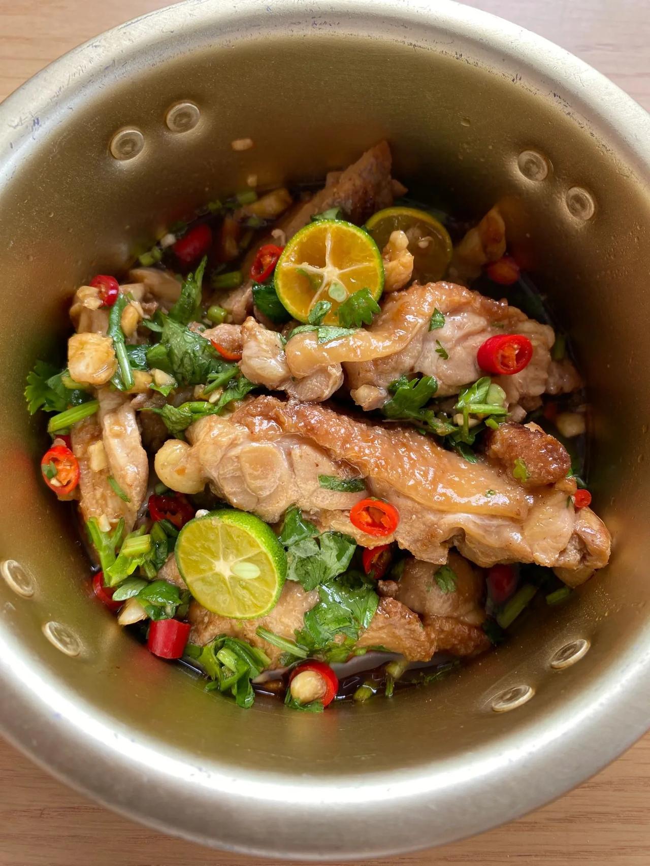 感觉以前的鸡腿都白吃了!鸡腿肉嫩滑多汁，裹上酱汁酸辣过瘾！
做法：
1、鸡腿放水