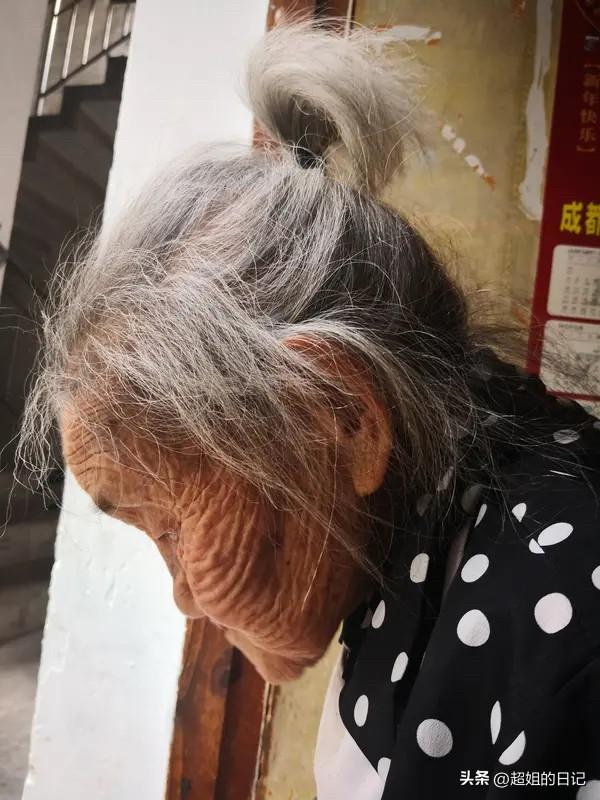 需要的是陪伴，
人老了就会孤独，主要是可以做的事情没有了。
楼下车库老太太，前天