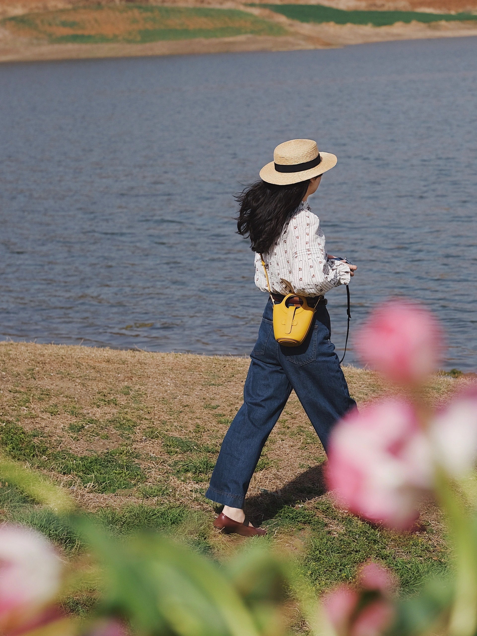 真正的快乐，不是狂喜，亦不是苦痛，在我很主观地来说，它是细水长流，碧海无波，在芸