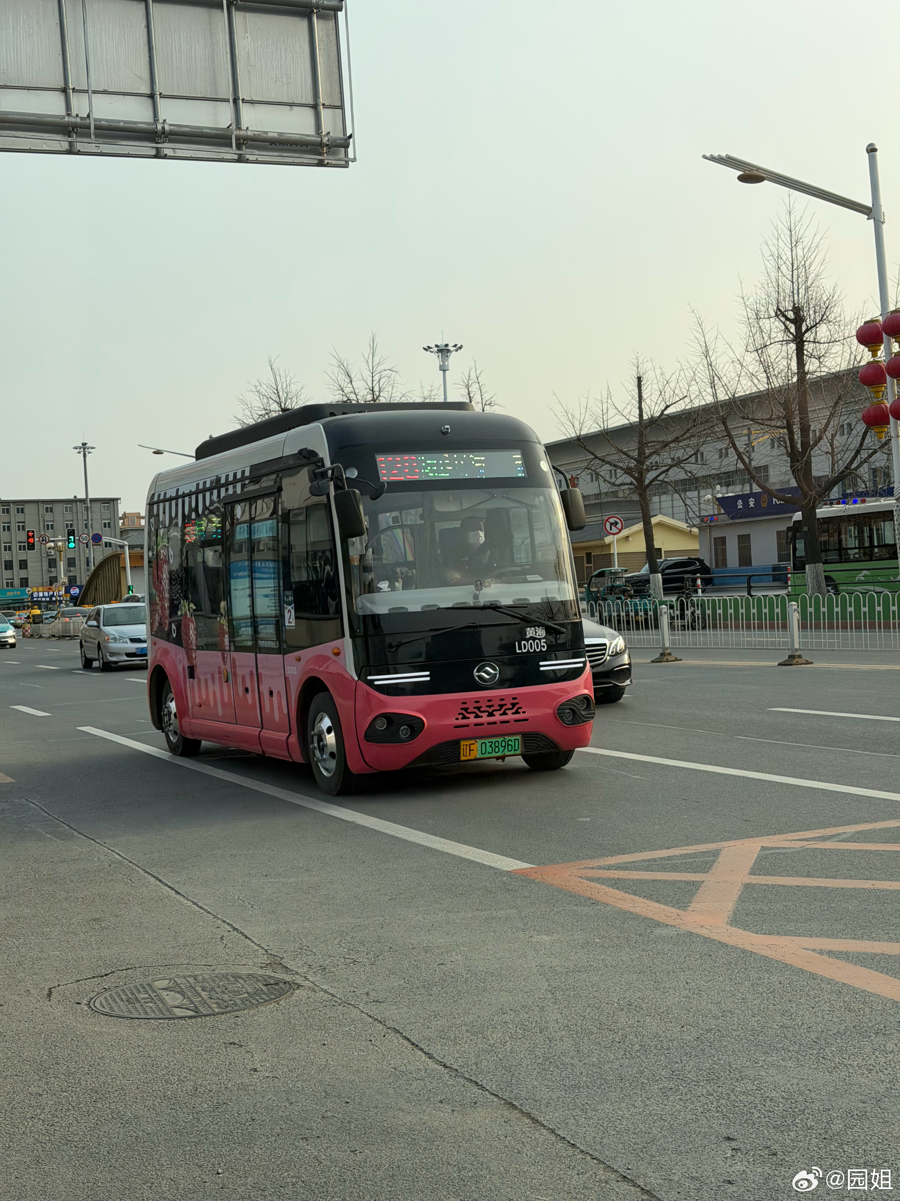 丹东新上的小公交，很小很可爱，一车拉不了几个人，但是很小巧方便