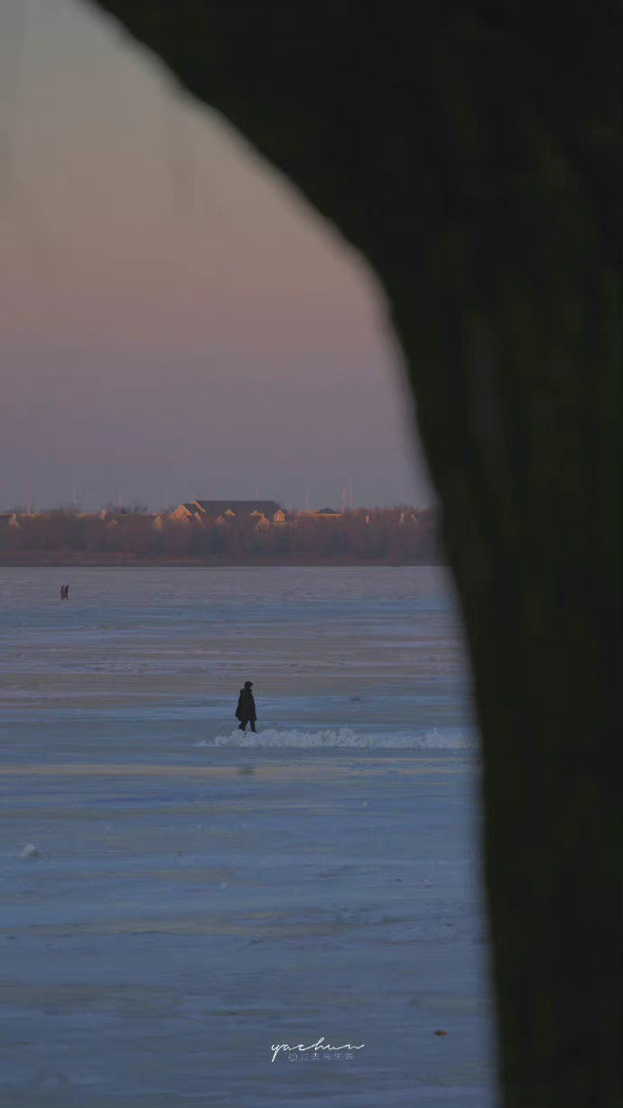 平时说一千句坏话无碍，关键时候说人一句坏话，就把一个人变成了另一个人。——  刘