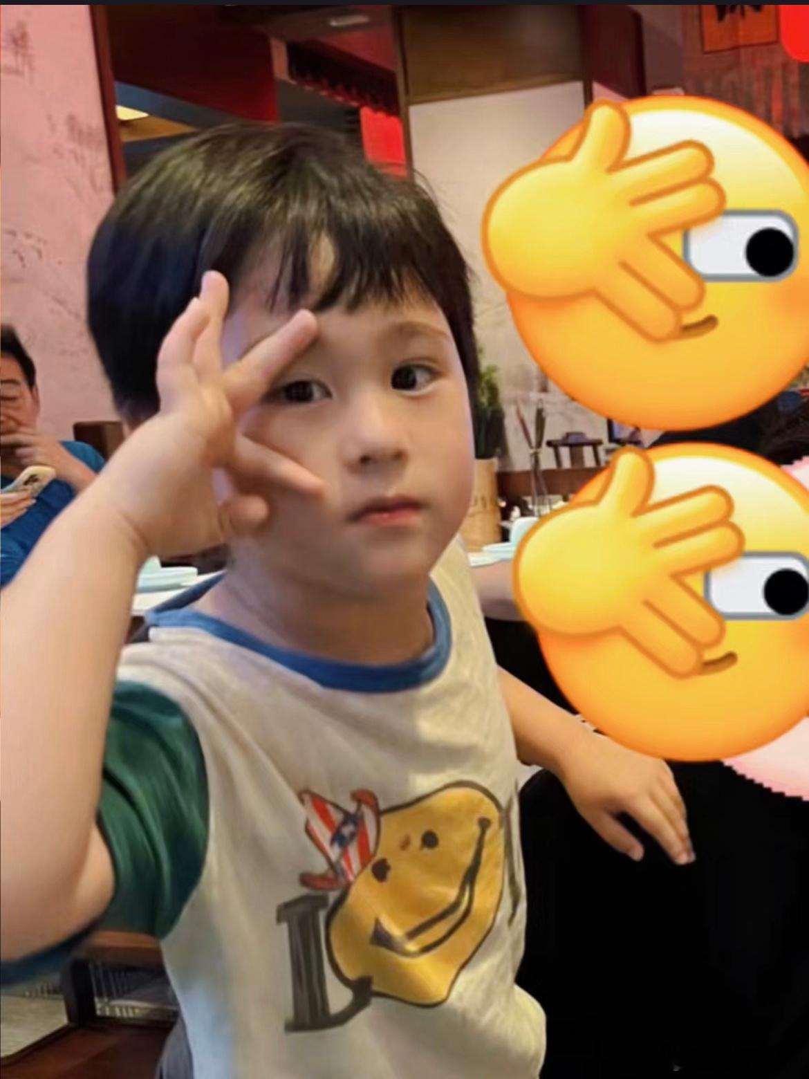 圆头圆脑圆肚皮马立奥的小胖手是在学这个表情包吗？可爱得很！ ​​​