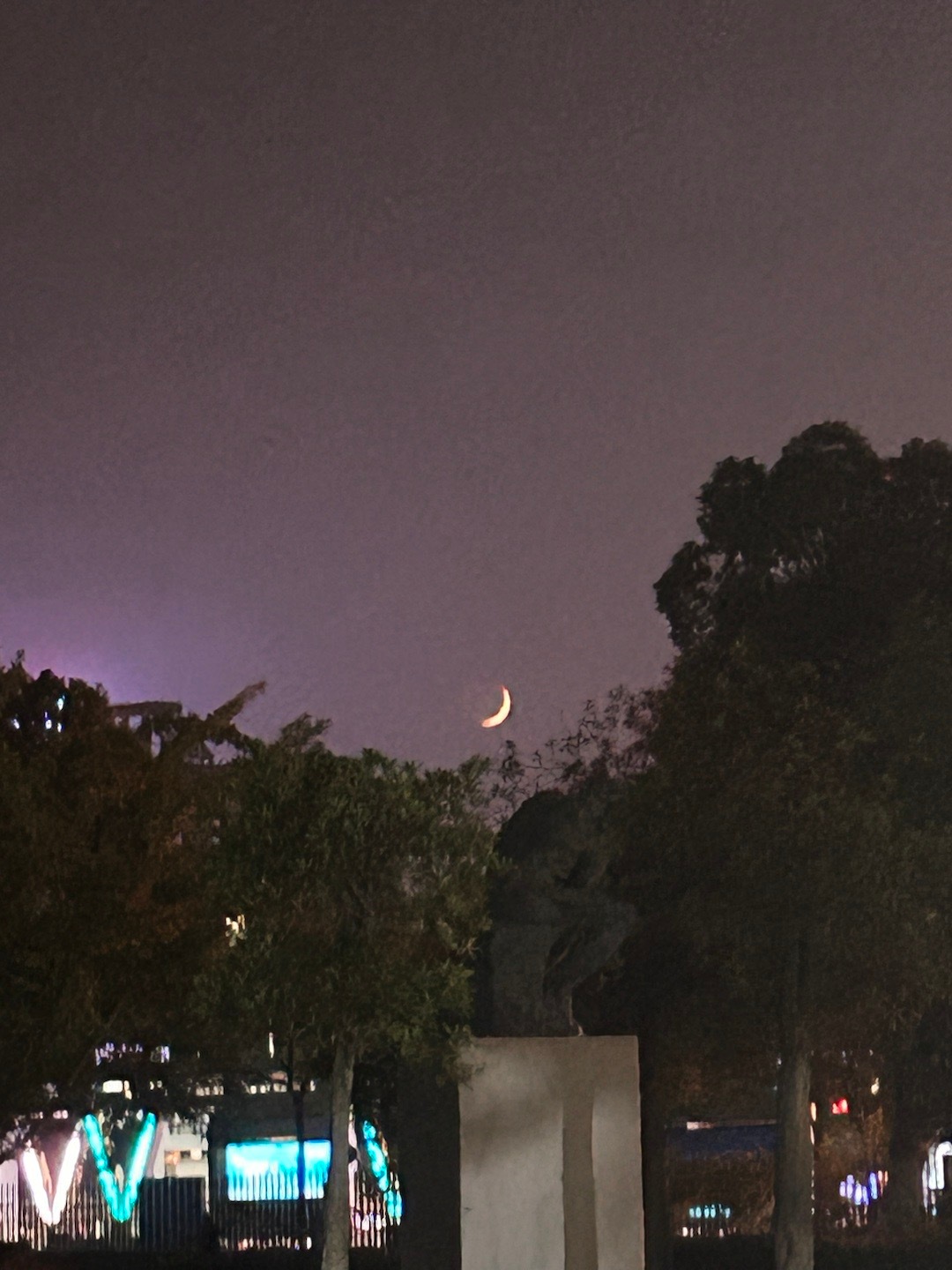 昨晚夜跑时的🌙，好久没有见到弯弯的小月亮啦[月亮代表我的心]～#昨晚的月亮##