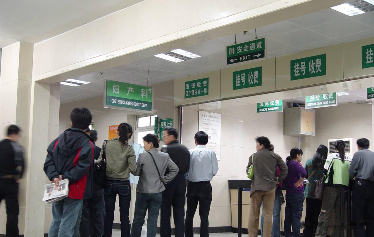 今天正在上班时，表哥突然打来电话，语气中带着责备，问我是否知道大舅生病住院了。我
