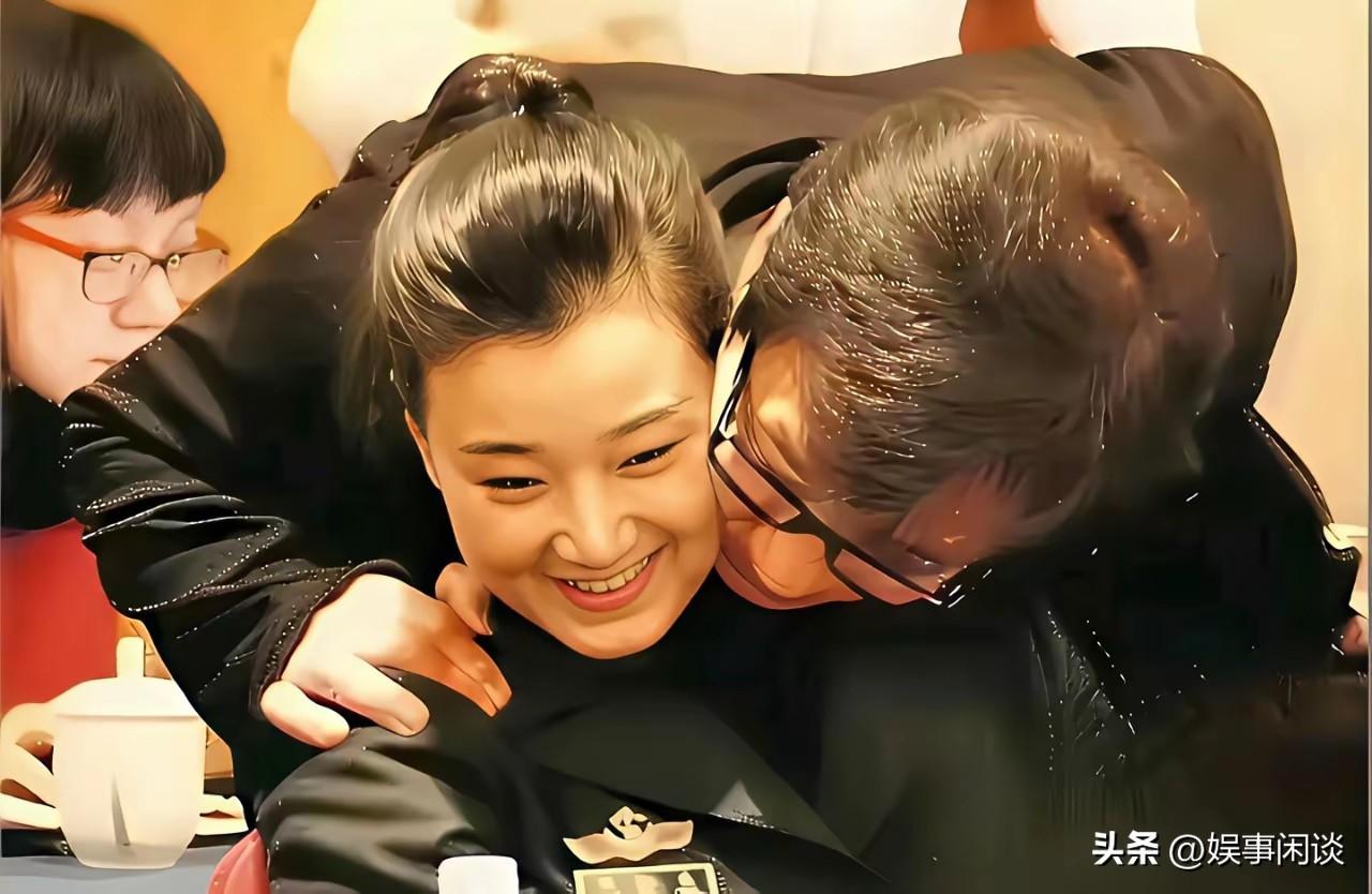 重温2014年两会一张曾经全网热议的合影。
成龙从身后靠近宋祖英，双手搭住对方肩
