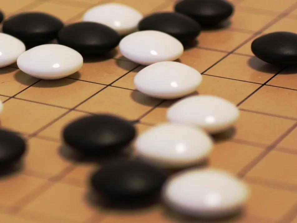 【棋如人生】

世事如棋，人生对弈，
是棋子者？还是布局者？
置身于外，才晓棋局