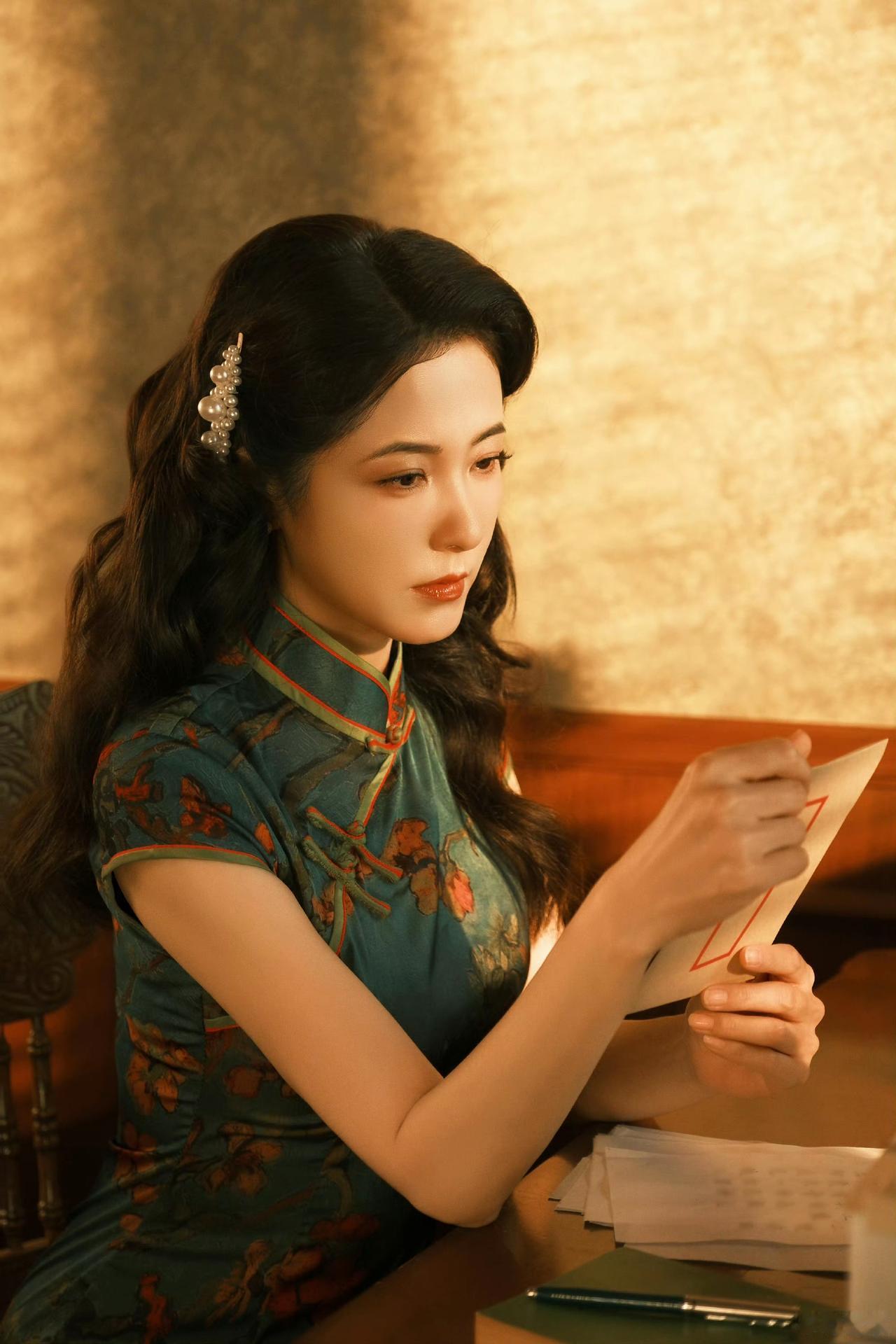 这气质，简直是从小说里走出来的民国女子[爱慕]
曾黎 娱乐