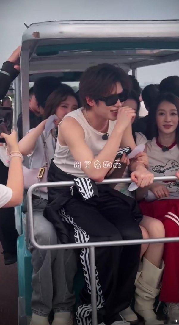 黄明昊坐在唐艺昕腿上这画面好和谐 哈哈哈 ​​​