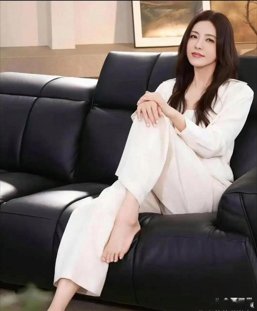 曾黎的颜值堪称万里挑一，绝色容貌难得一见，称得上百年难遇的美人。 