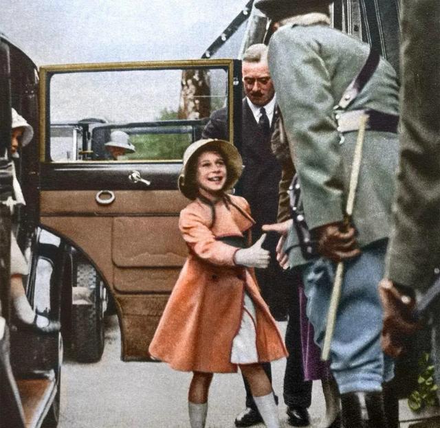 一张泛黄的老照片在王室圈引发热议：9岁的伊丽莎白公主独自走向卫兵队长，风衣笔挺，