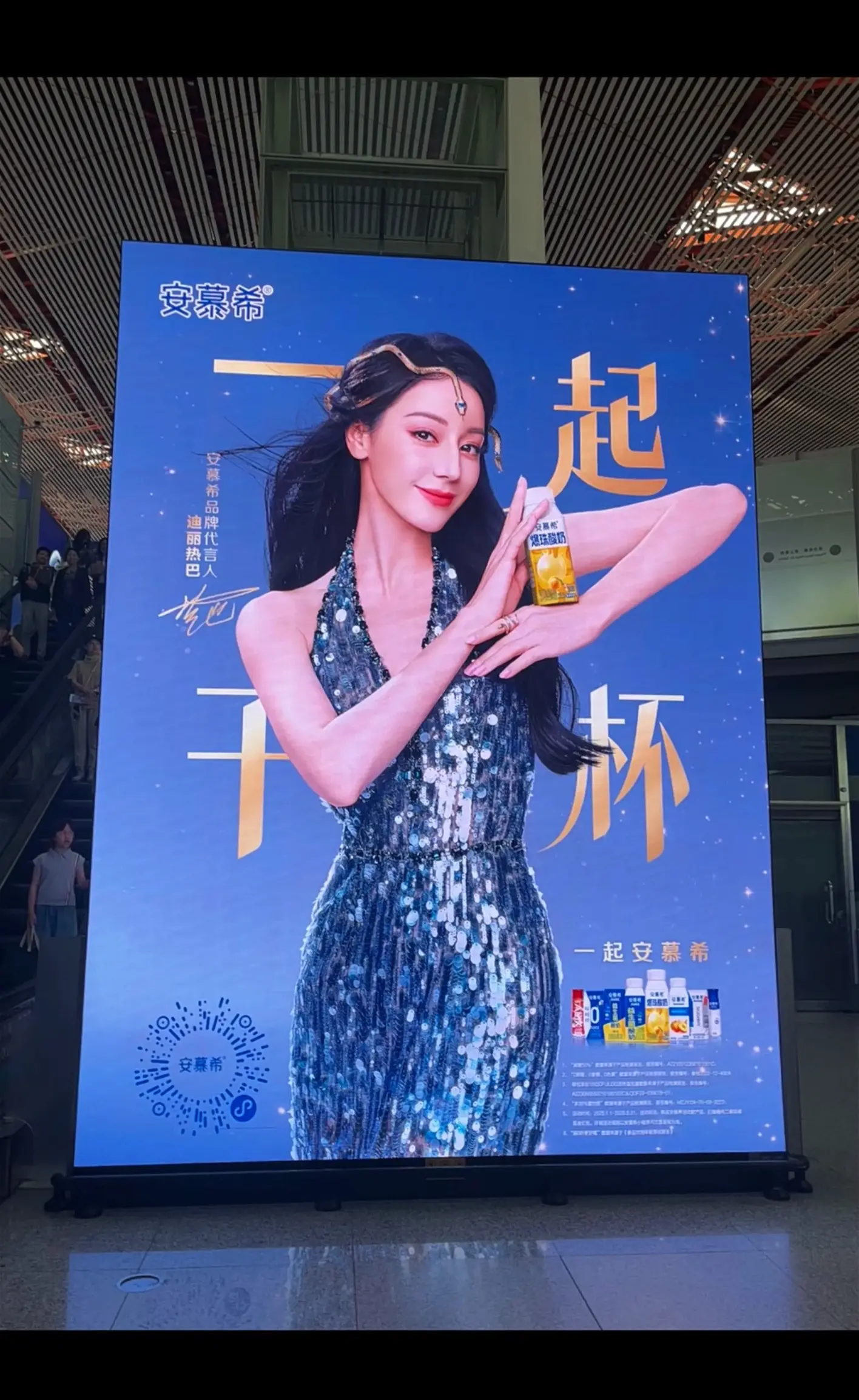 这张脸太适合大屏幕了。视觉冲击力太强大了地广