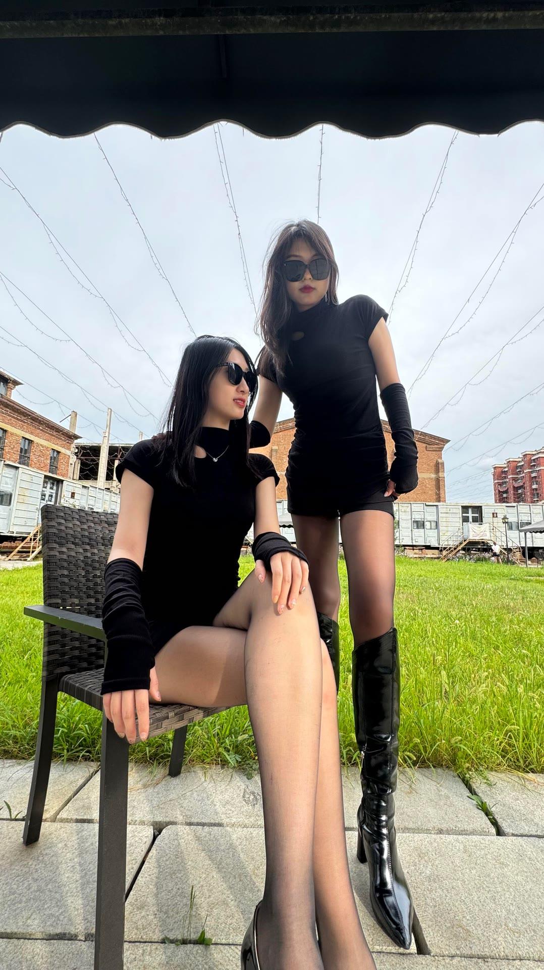 黑色连衣裙与高筒靴的完美搭配，尽显都市女性魅力！