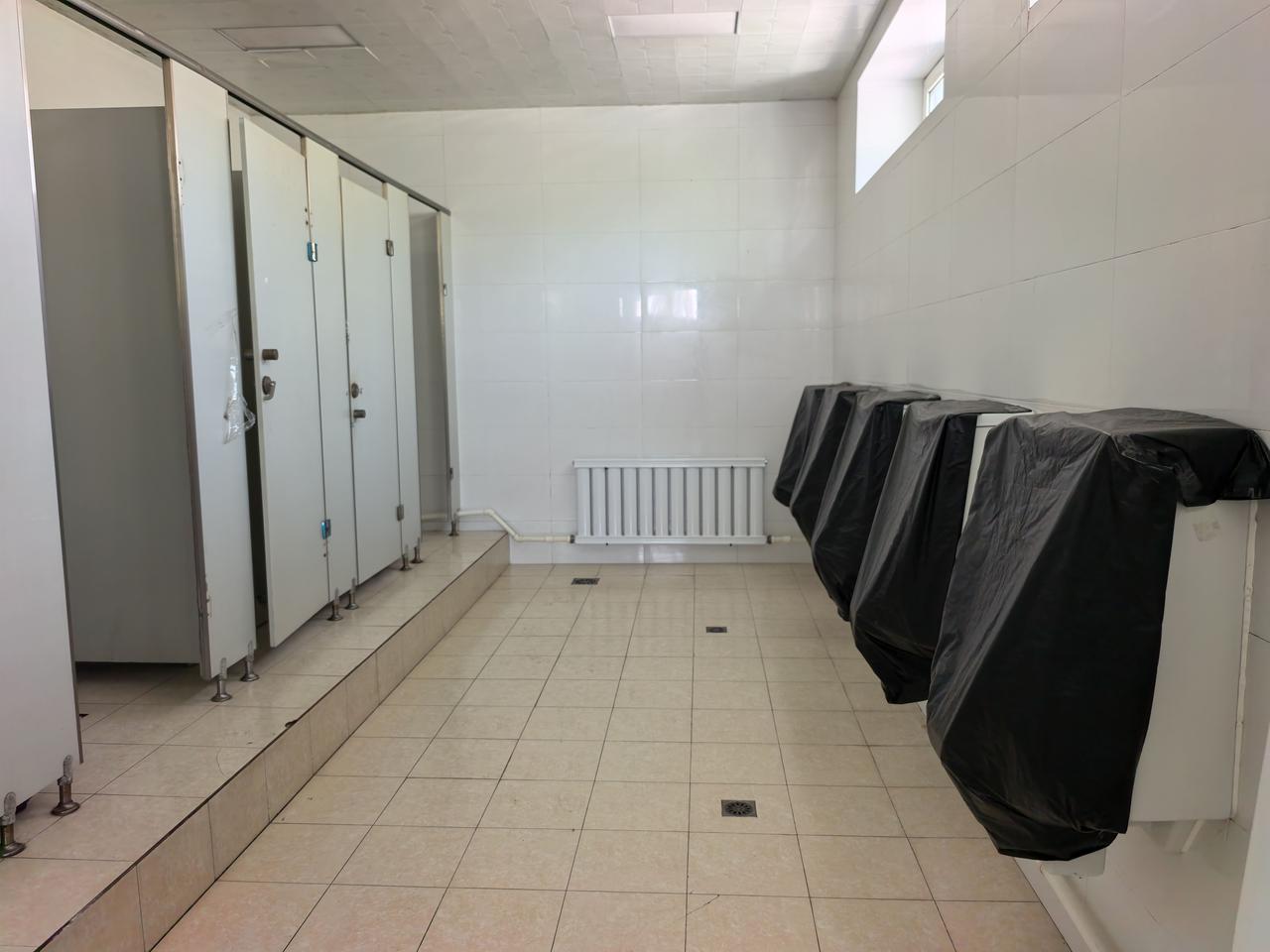 网友爆料，吉林市车辆管理所院内的卫生间男厕的小便池。有一半以上都用黑塑料布套上了