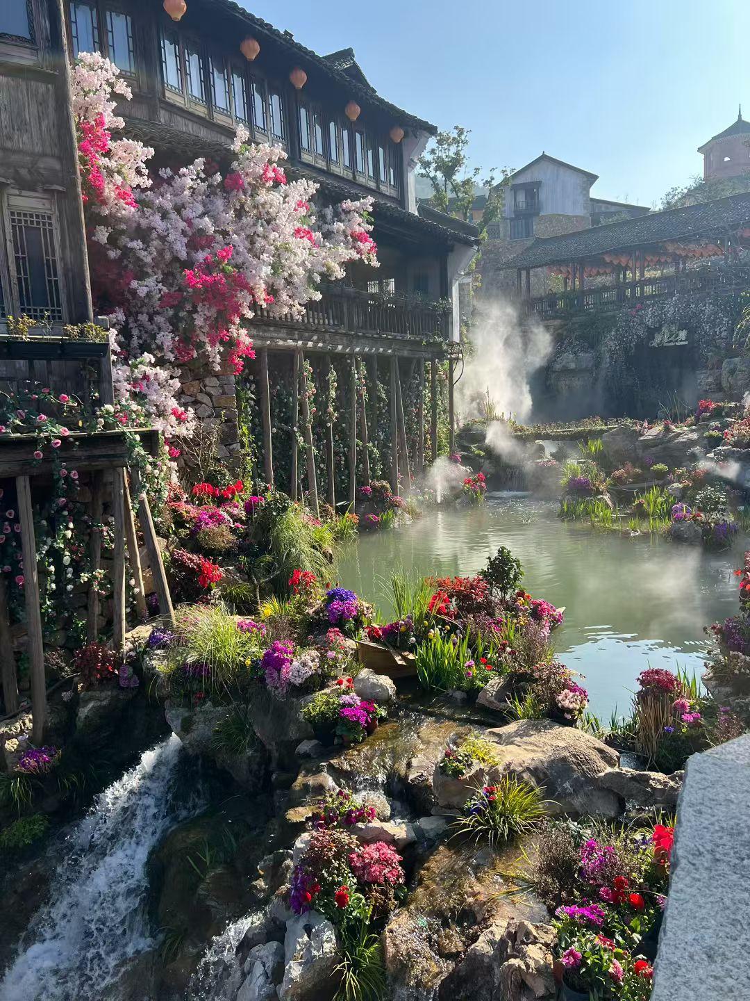 父母总觉得，自己一把屎一把尿把孩子拉扯大，供吃供穿供读书，没功劳也有苦劳。孩子小