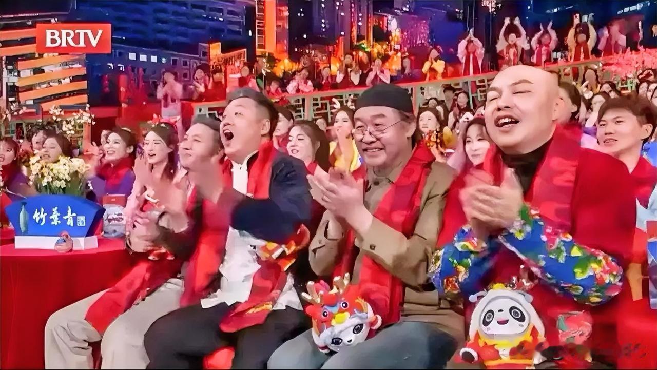 今年北京春晚小品《装不装》全程搞笑不断。台下的宋晓峰更是手舞足蹈，程野也是掌声雷