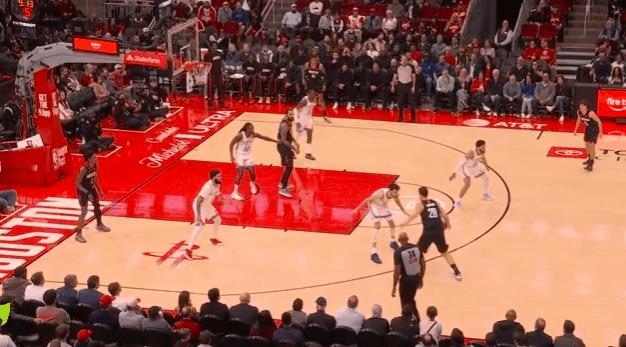 切特观察：4记封盖+2抢断尽显蜘蛛人属性，助雷霆大胜火箭图1切特兼顾亚当斯的同时