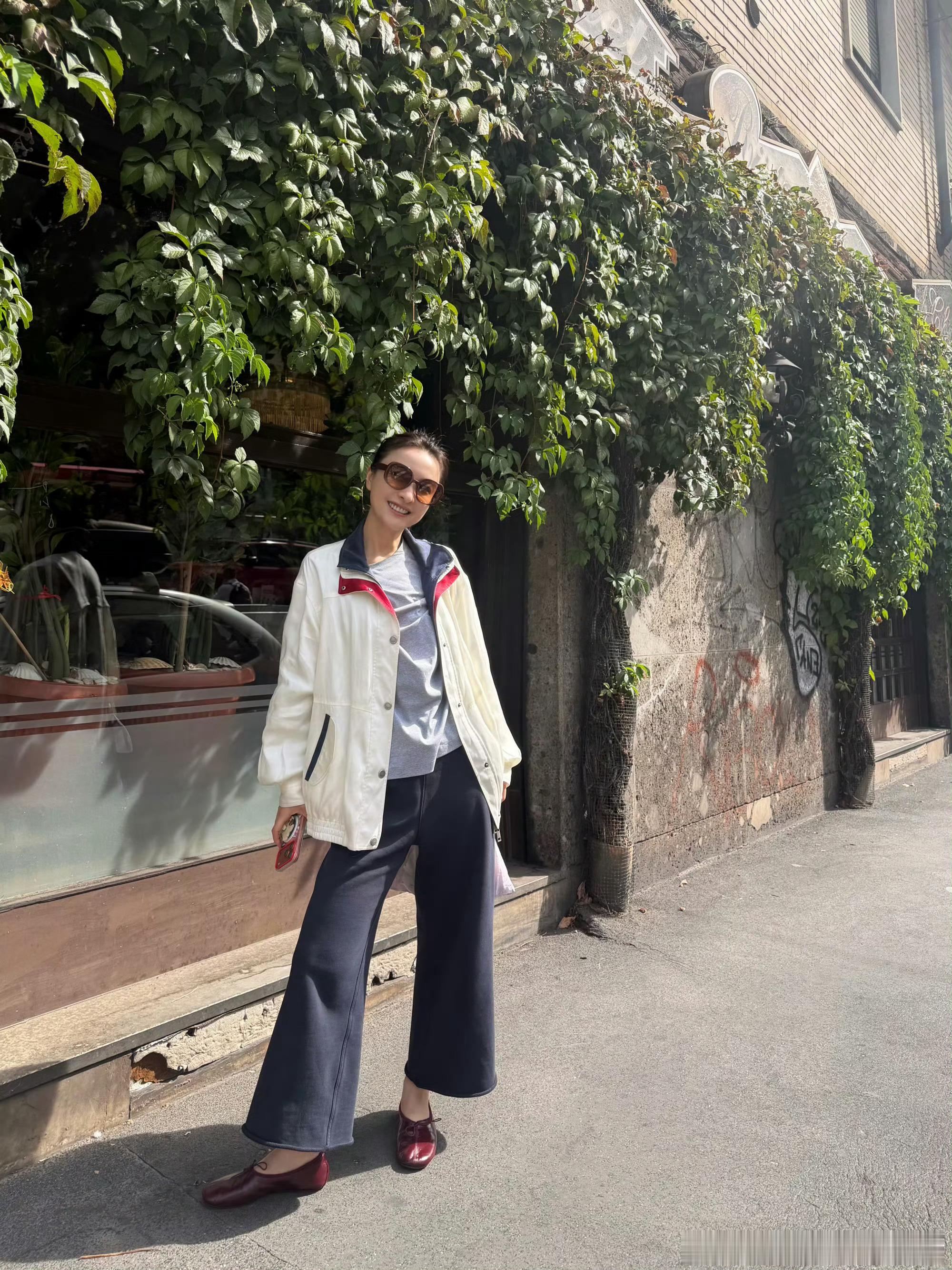 吴昕米兰时装周要看三场大秀吴昕抵达米兰 吴昕抵达米兰啦！落地立马就去吃吃逛逛了，