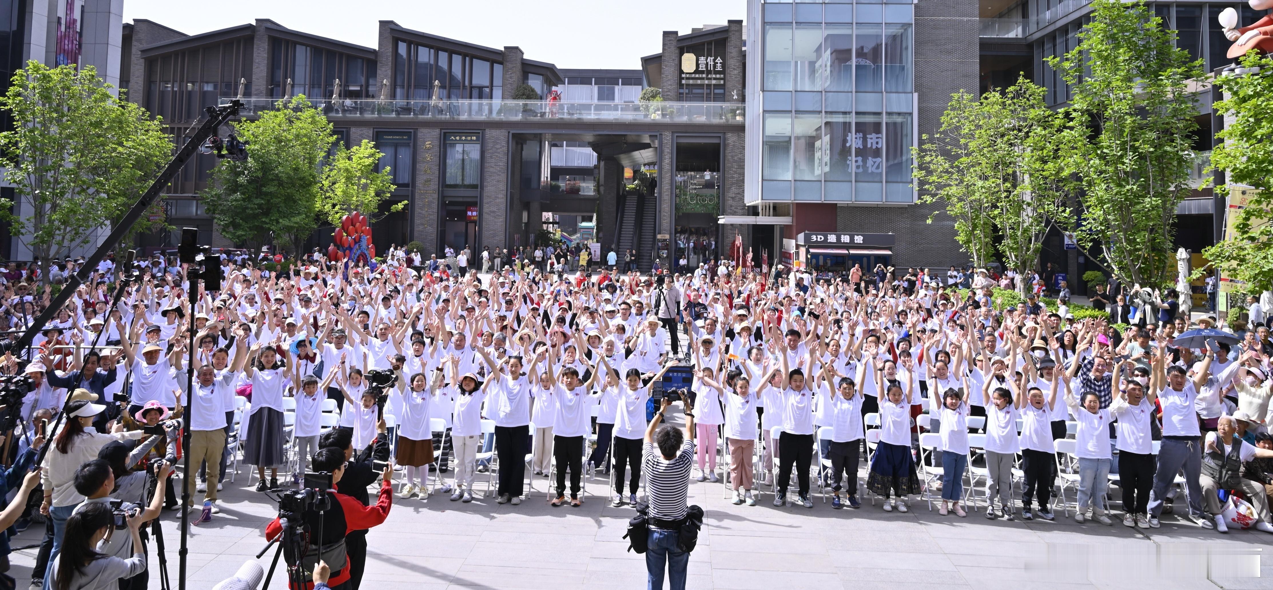 西安萌娃大喊我爱秦腔萌翻众人西安千人齐吼秦腔场面太燃 支持中国传统文化看了好感动