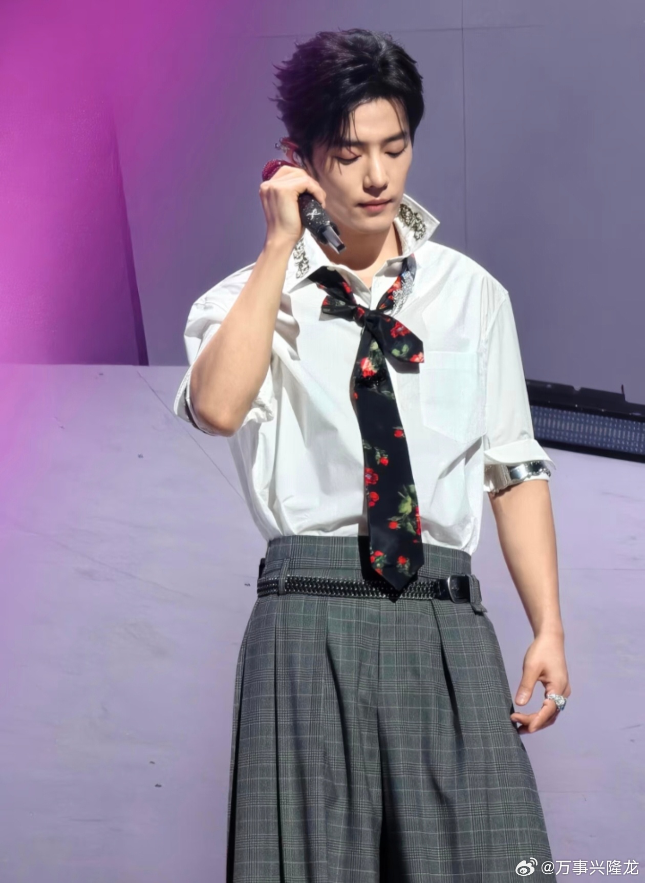 肖战演唱会退票手续费 上海站取消演唱会免费退票期，购票前一定要考虑清楚行程。 ​