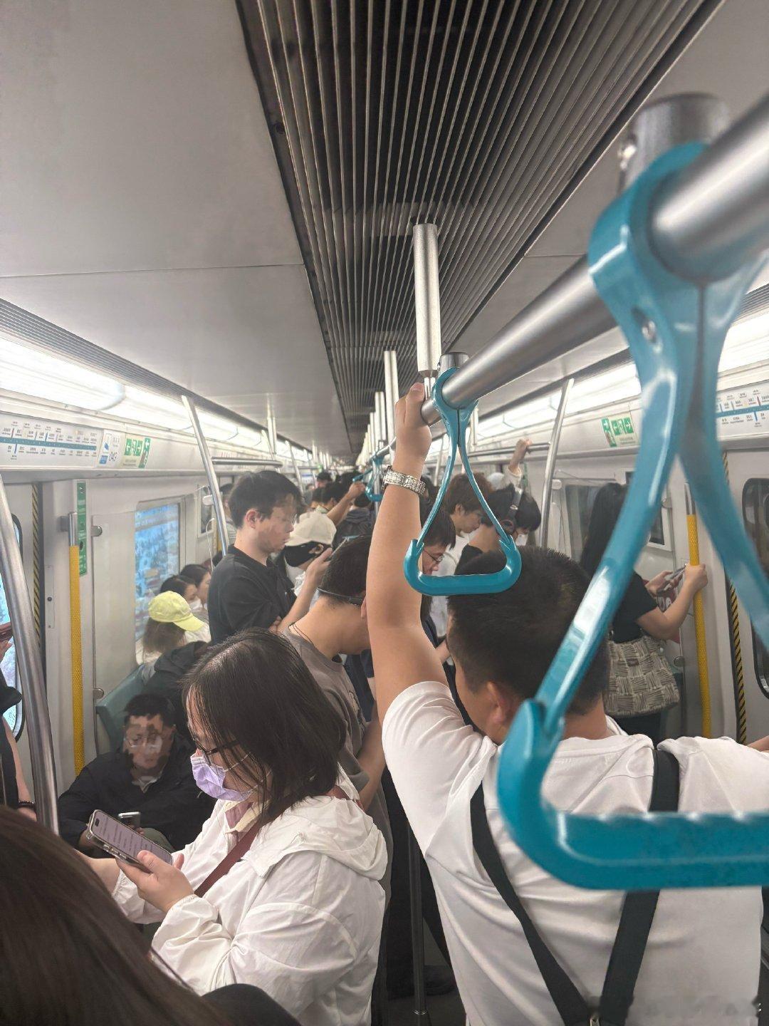北漂打工人应该都懂，每天早晚高峰地铁里那俩小时，简直就是大型“碎片时间消耗”实况