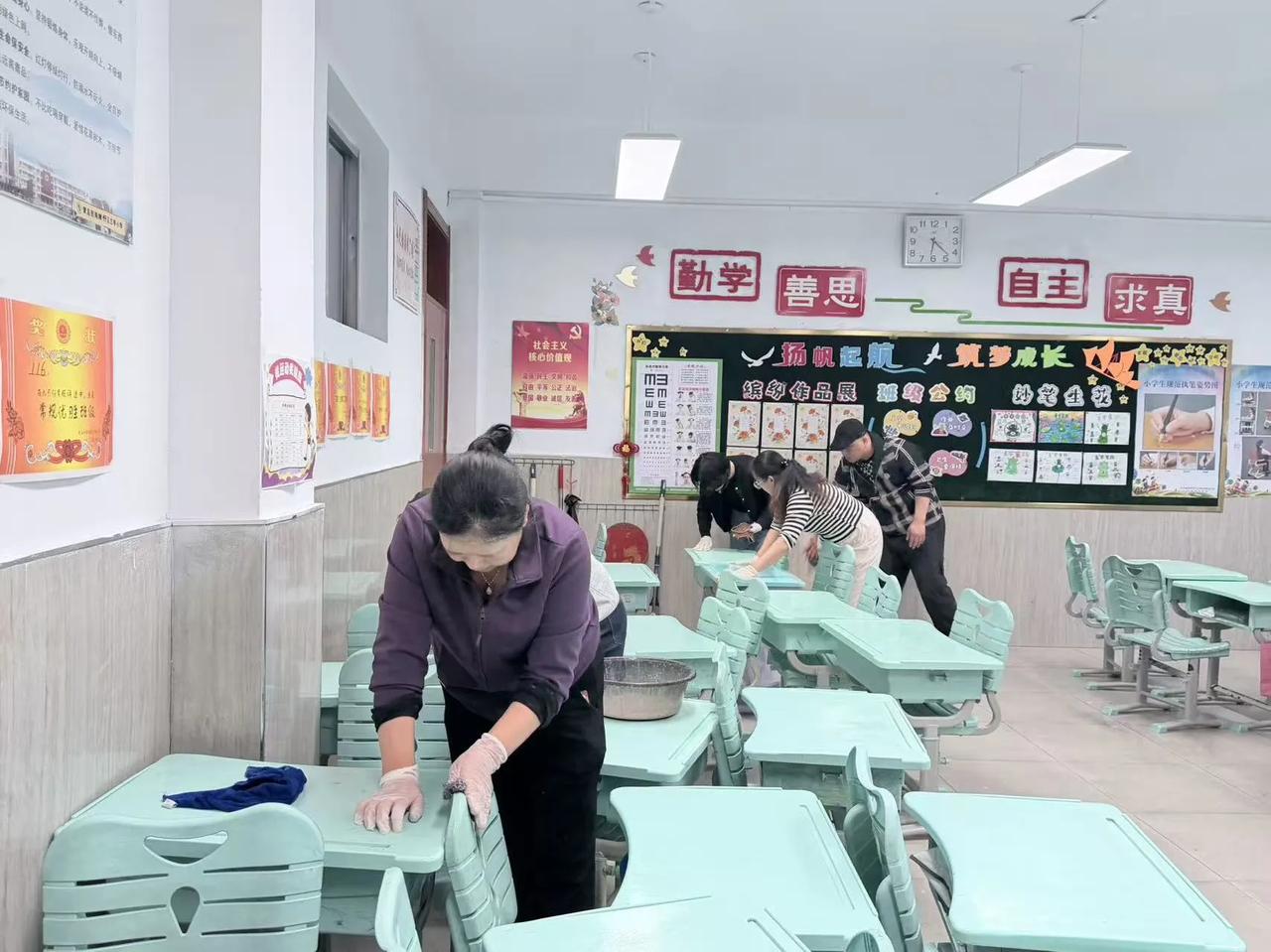 为了孩子，家长们都拼了[捂脸]
六点到八点多，两个多小时，进教室就开始干活，一口