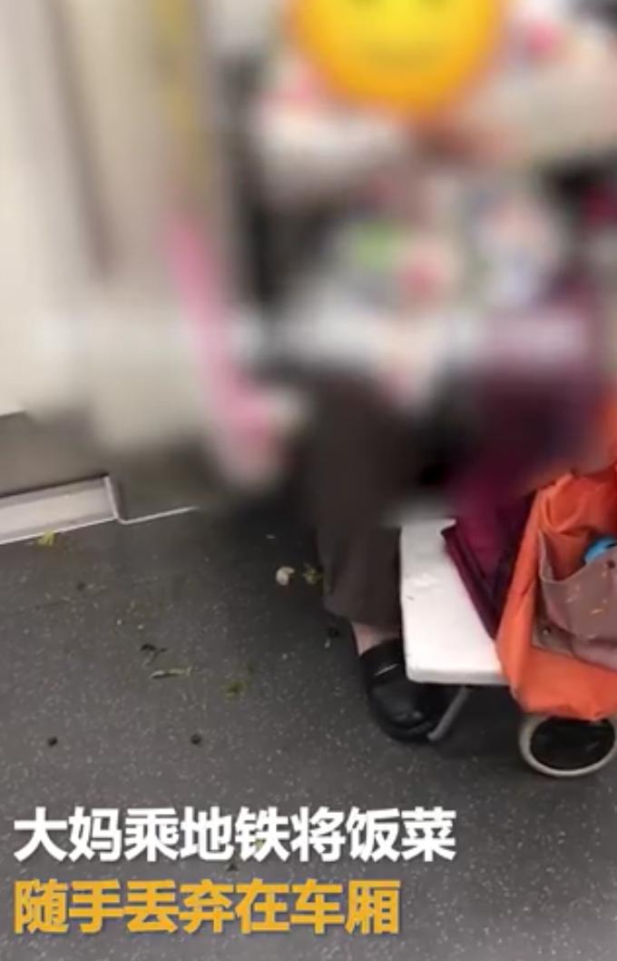 【没素质！，地铁：不允许这种行为】7月23日，湖北武汉。有网友发视频称一大妈乘坐