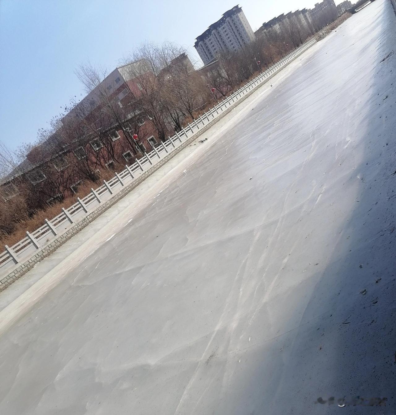 休假最不愿意接单位领导的电话，一听就脑仁儿疼，还不得不接。

开始：姑娘，大东北