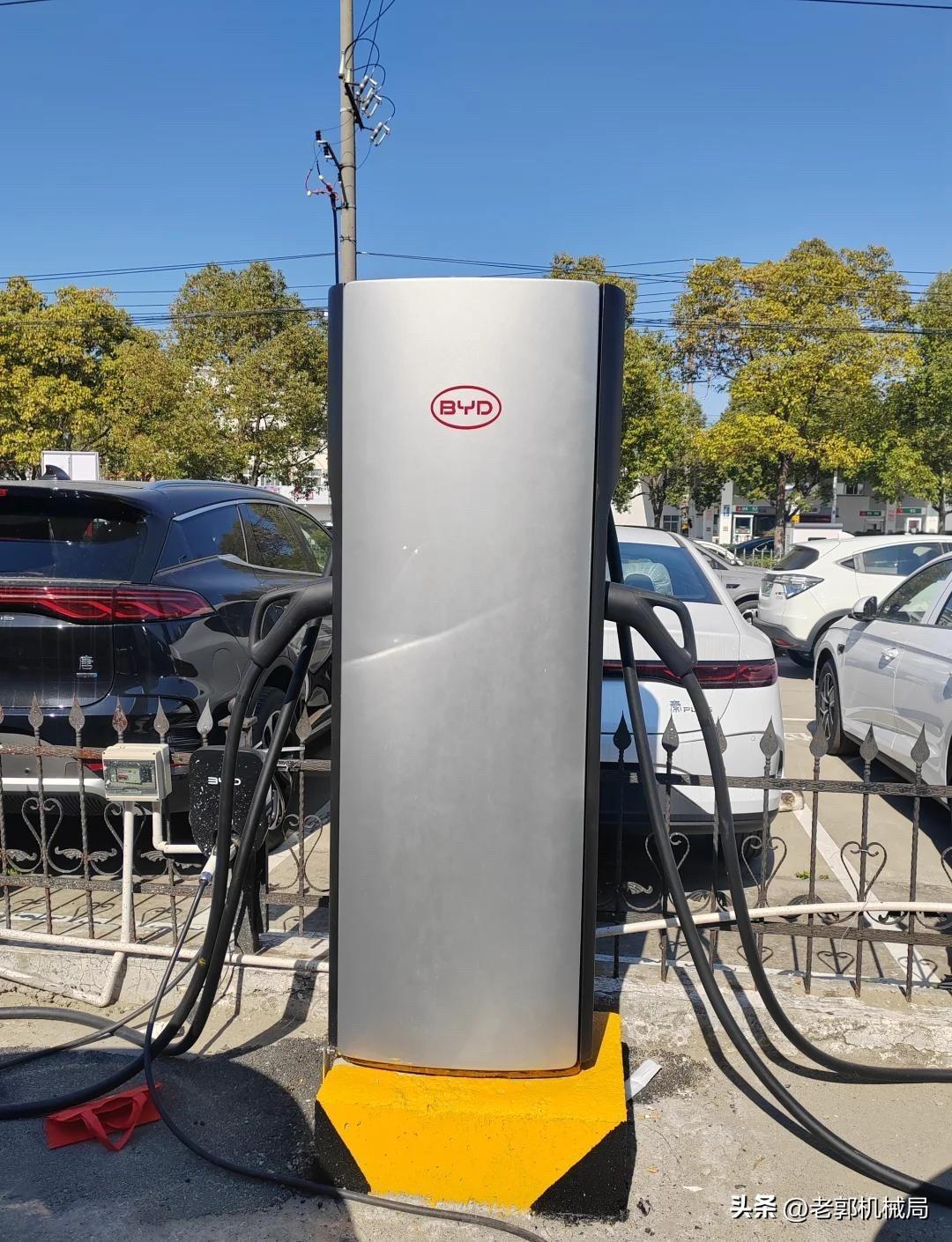 比亚迪号称10分钟就能充满电，但这事儿纯电车主还真不能高兴太早。
以前纯电车主最