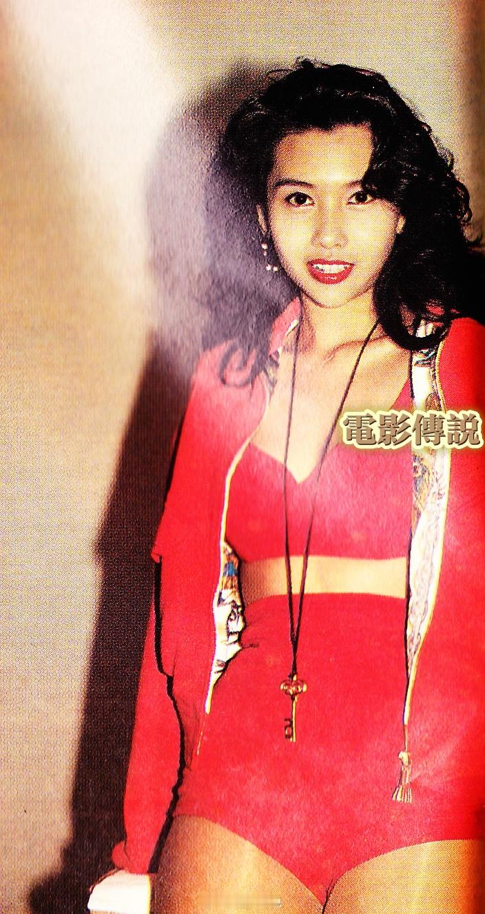 #電影傳說扫描# 1992年，#邱淑贞# 和#郑裕玲# 出席电影《喷火女郎》的H