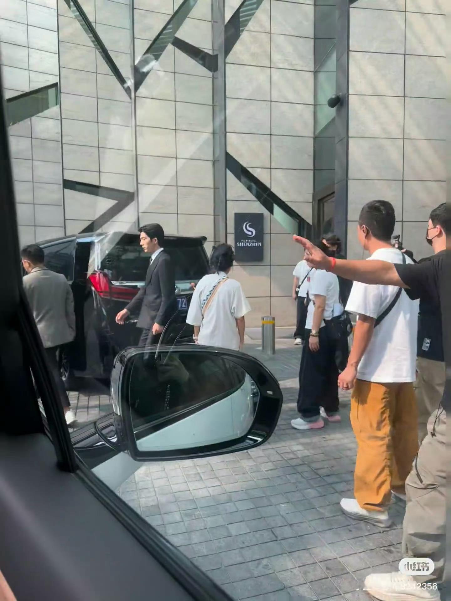 井柏然早春晴朗造型，精英男轻松拿捏 ​​​