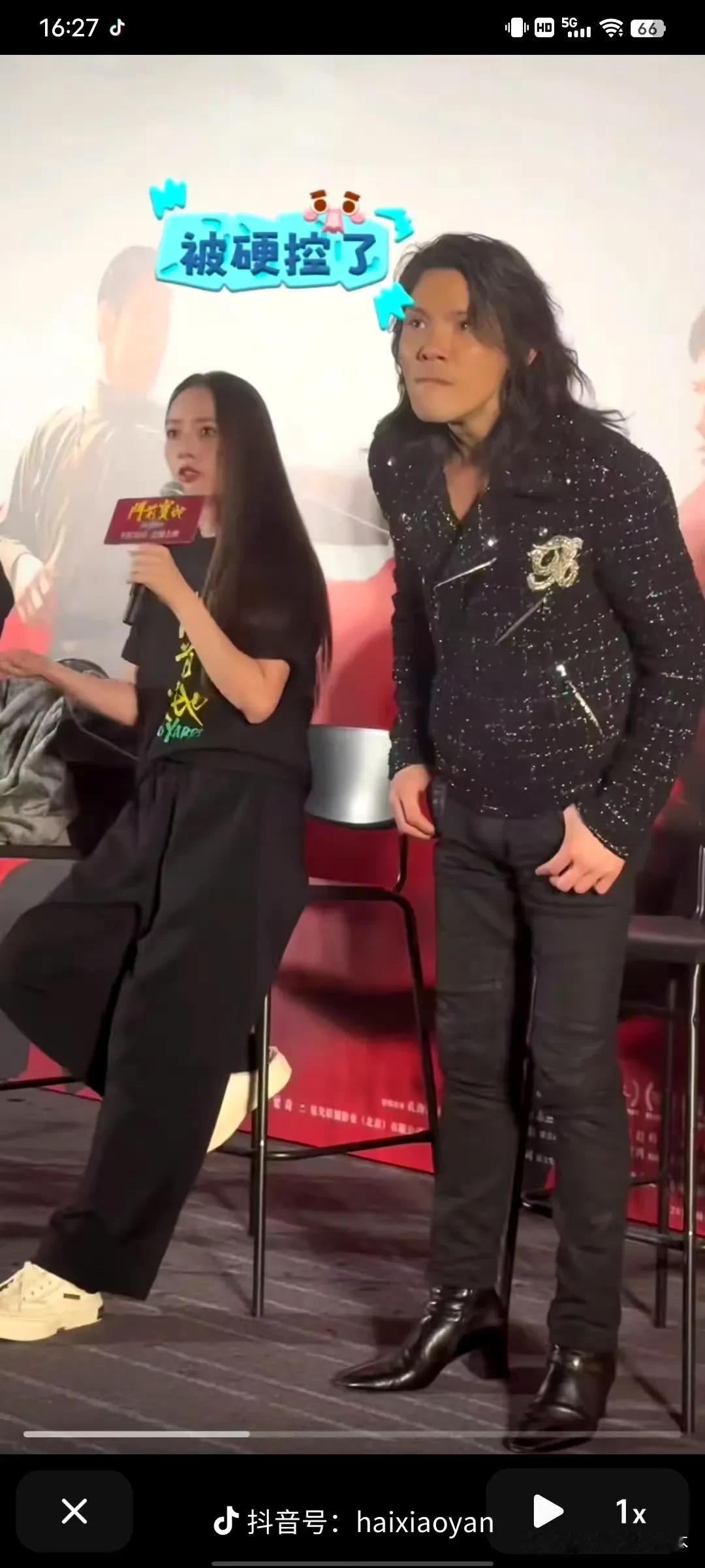 向左看起来像北京人。他的这打扮也好时尚，上身小香风外套，下身紧身裤，脚踩高跟鞋，