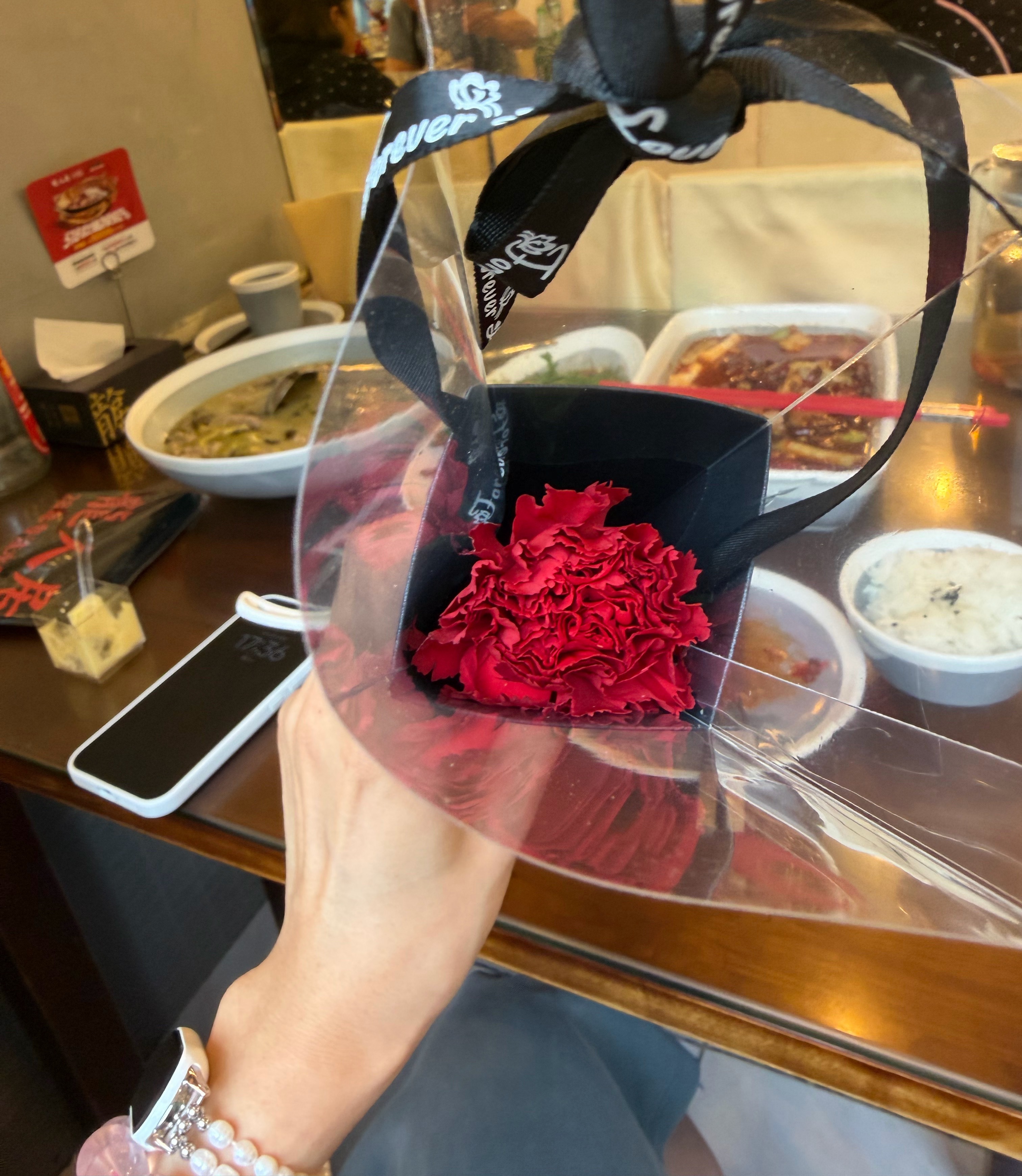 虽然但是，看到我是女的，送了我一枝康乃馨希望接下来的“孩子们”都能顺利出生母亲节