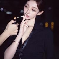 我的今日状态：😁轻松愉快
我这里的天气：🌤️多云
美女穿搭写真