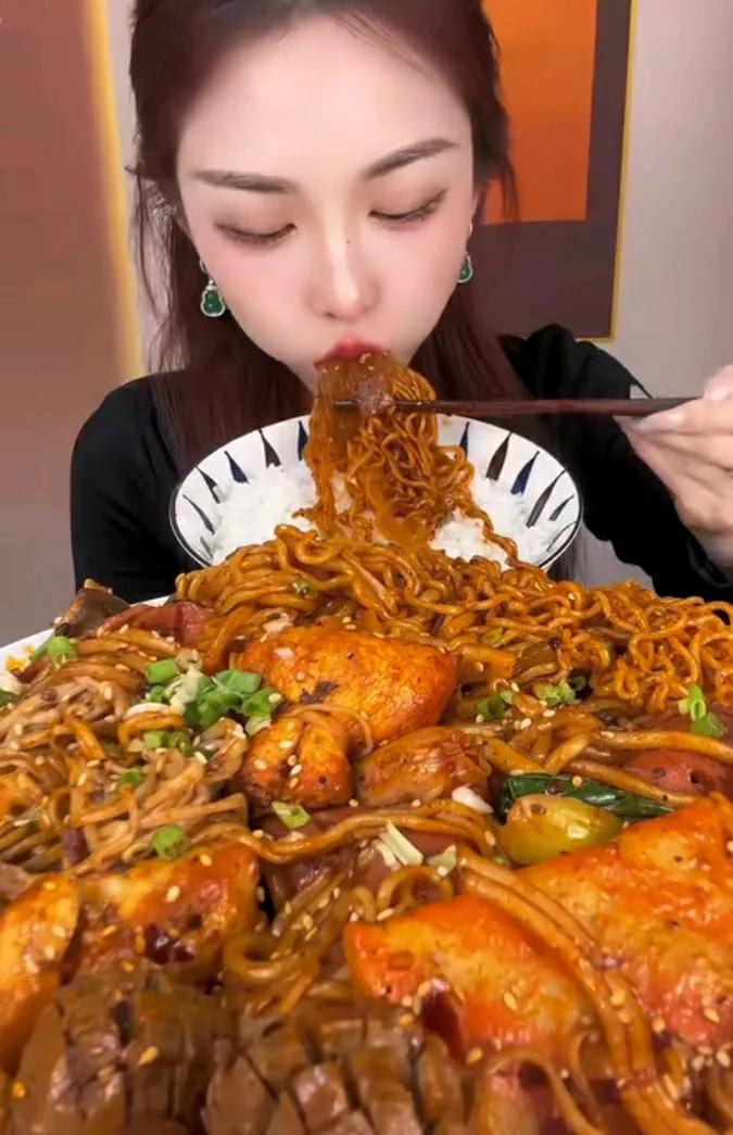 美食佳肴，香气扑鼻。#分享美食经# #美食的魅力分享# #一口满足味蕾！# #美