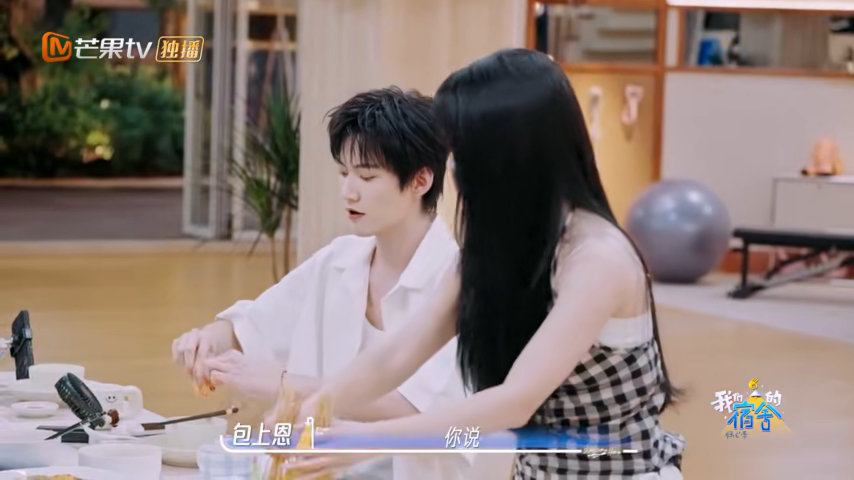 周柯宇包上恩恋综既视感周柯宇给包上恩剥虾吃 桌上的白灼虾刚端上来，周柯宇就眼疾手