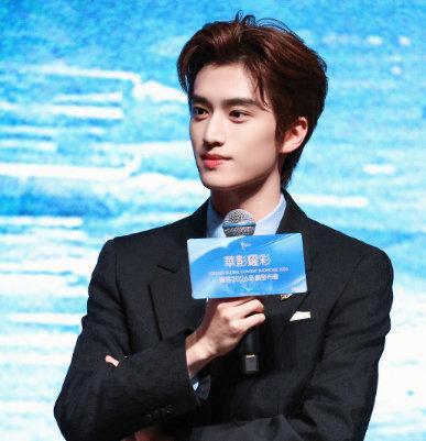 孟子义、何与、黄杨钿甜、张康乐耀客耀客新剧发布会怼脸生图，帅哥美女扛住镜头！ 