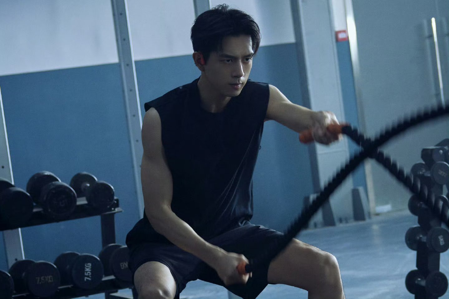 李现lx李现 李现日复一日体态管理，利落身形撑起专属硬朗荧幕气质
