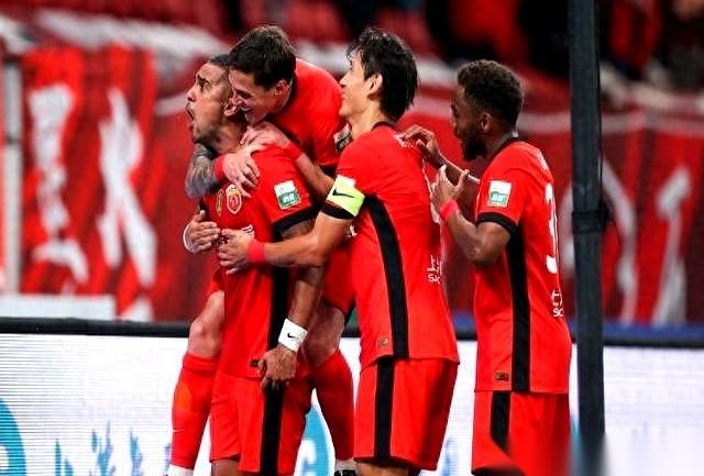 最后这临门一脚，踢的哪是球啊。
踢的是人情，是江湖。
我跟你说，中超这剧本，写得