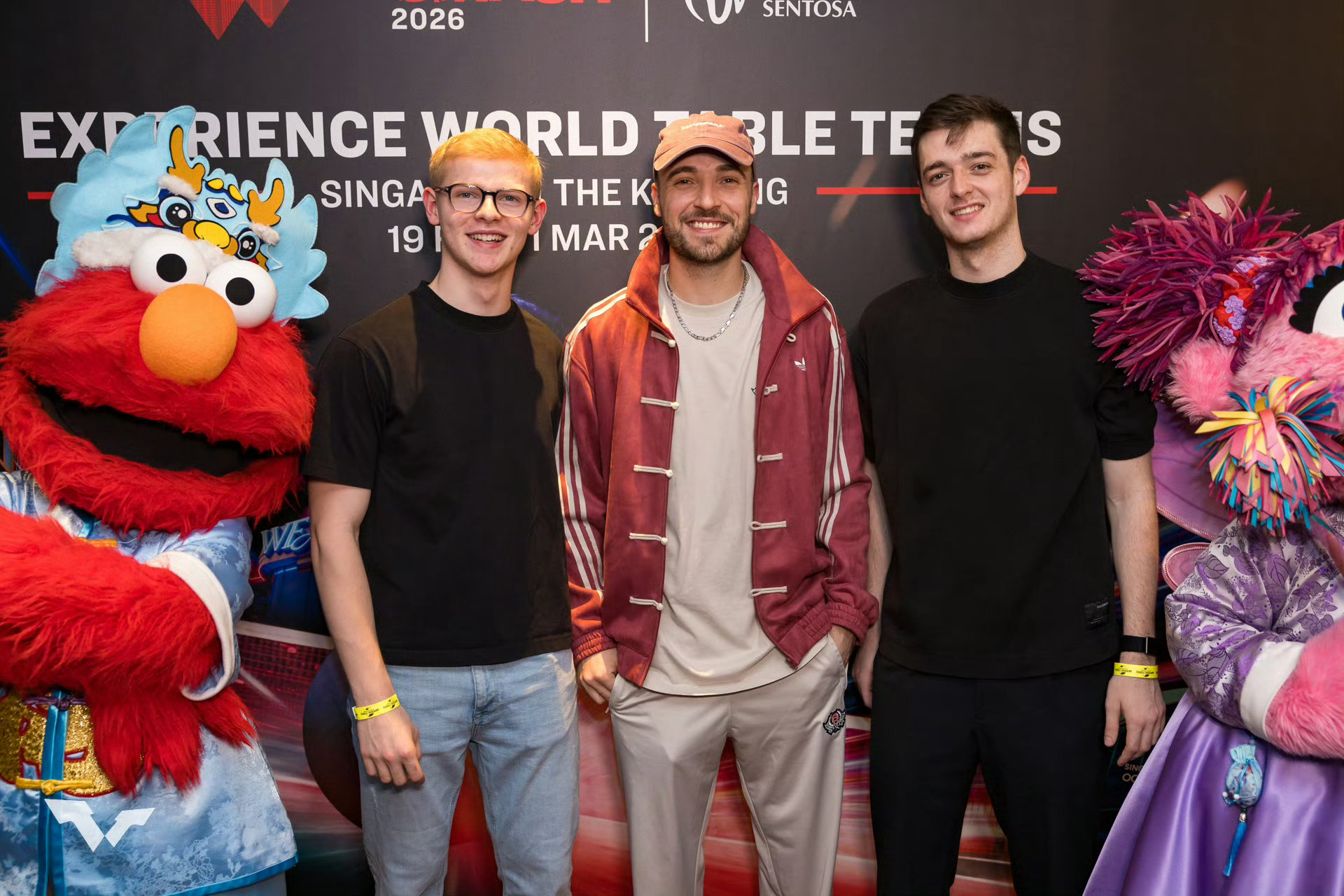 李现和杨紫父母穿同款外套西蒙·高茨和李现&杨紫父母穿同款外套 何意味 