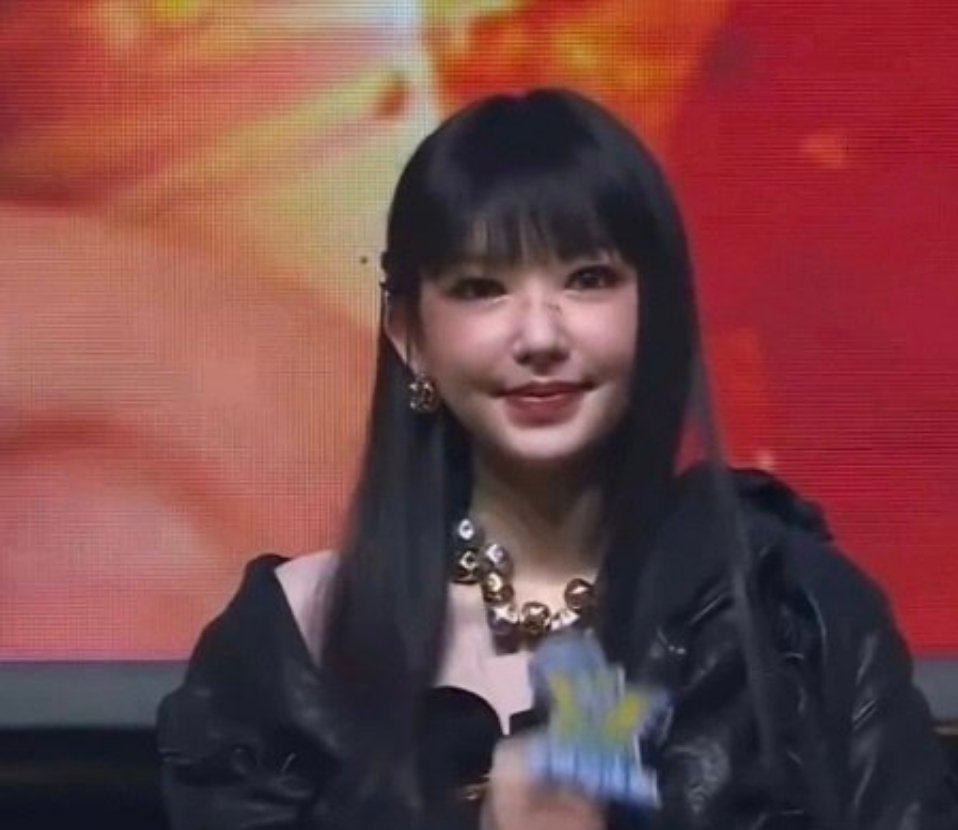 发生什么事儿了？程潇脸肿了？根本不仔细看，都看不出来呀。 ​​​