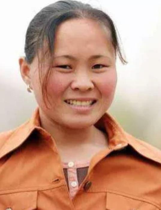 1994年，18岁少女被拐卖到农村，婚后她多次逃跑，但都被抓了回来，最终她被迫接