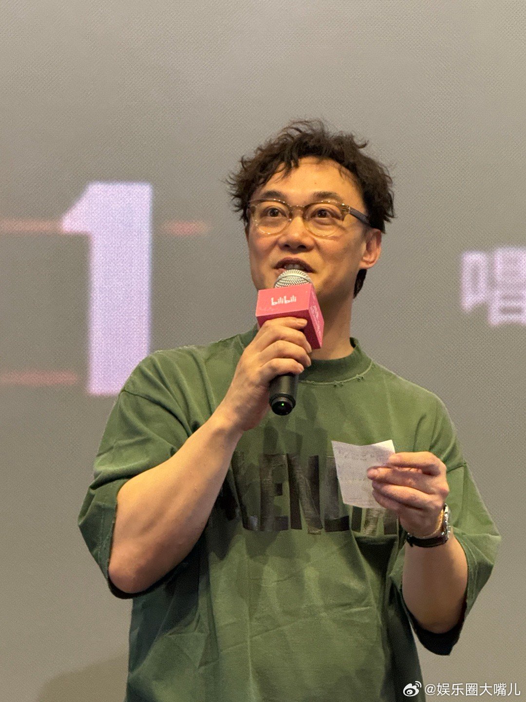 陈奕迅穿搭基础唱歌不基础 谁能想到Eason刚收完演唱会，一周就在成都开嗓了？穿