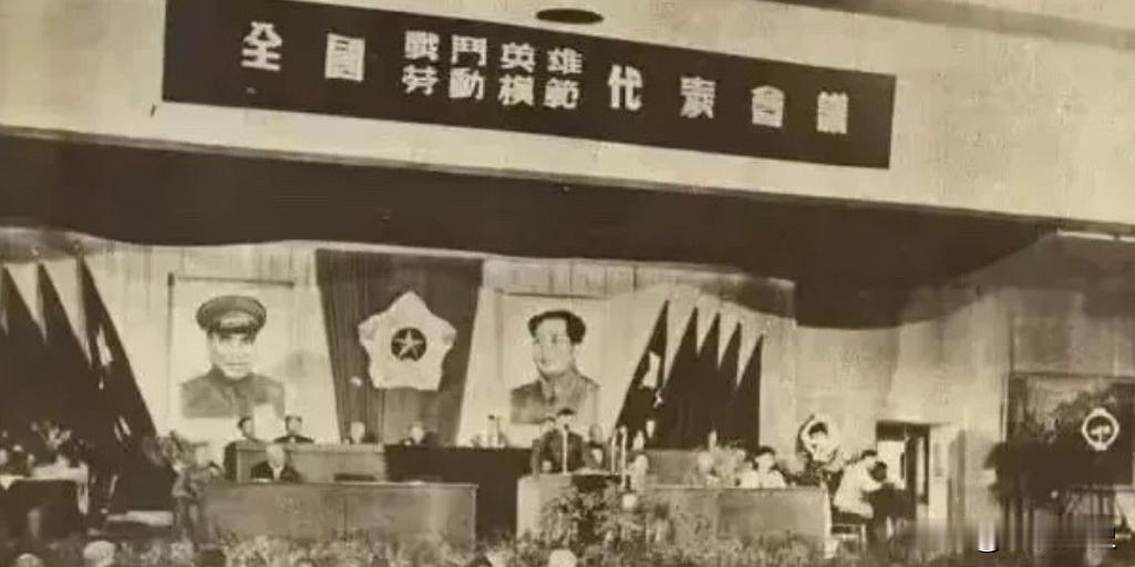 1950年，68名战斗英雄参加完表彰大会，在下火车时，却遭到200多名土匪的袭击