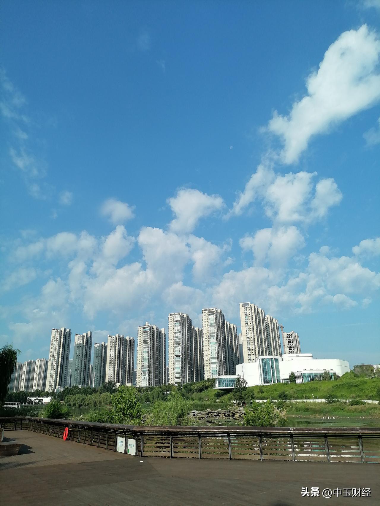 发一张图片，让我猜出你在哪里拍的依山傍水，鸟语花香，一片和谐环保的景象。这是哪里