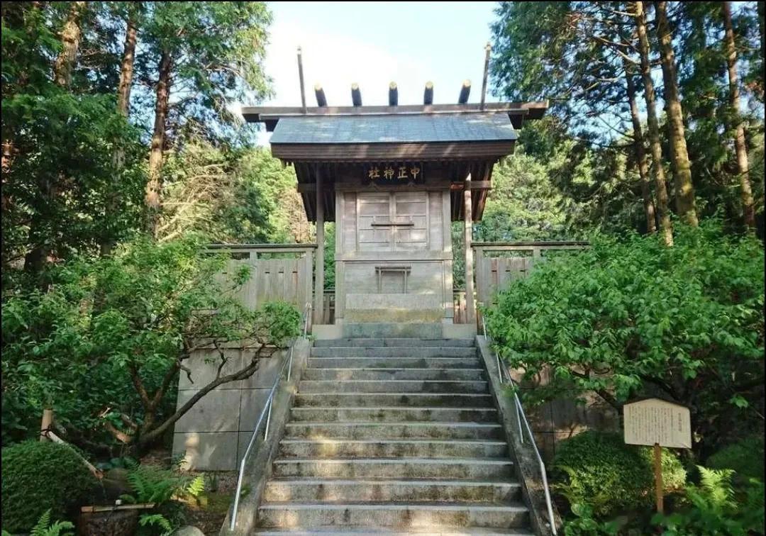 很多人知道，日本有个所谓的靖国神社，供奉着日本各种战争犯。有意思的是，日本人还给