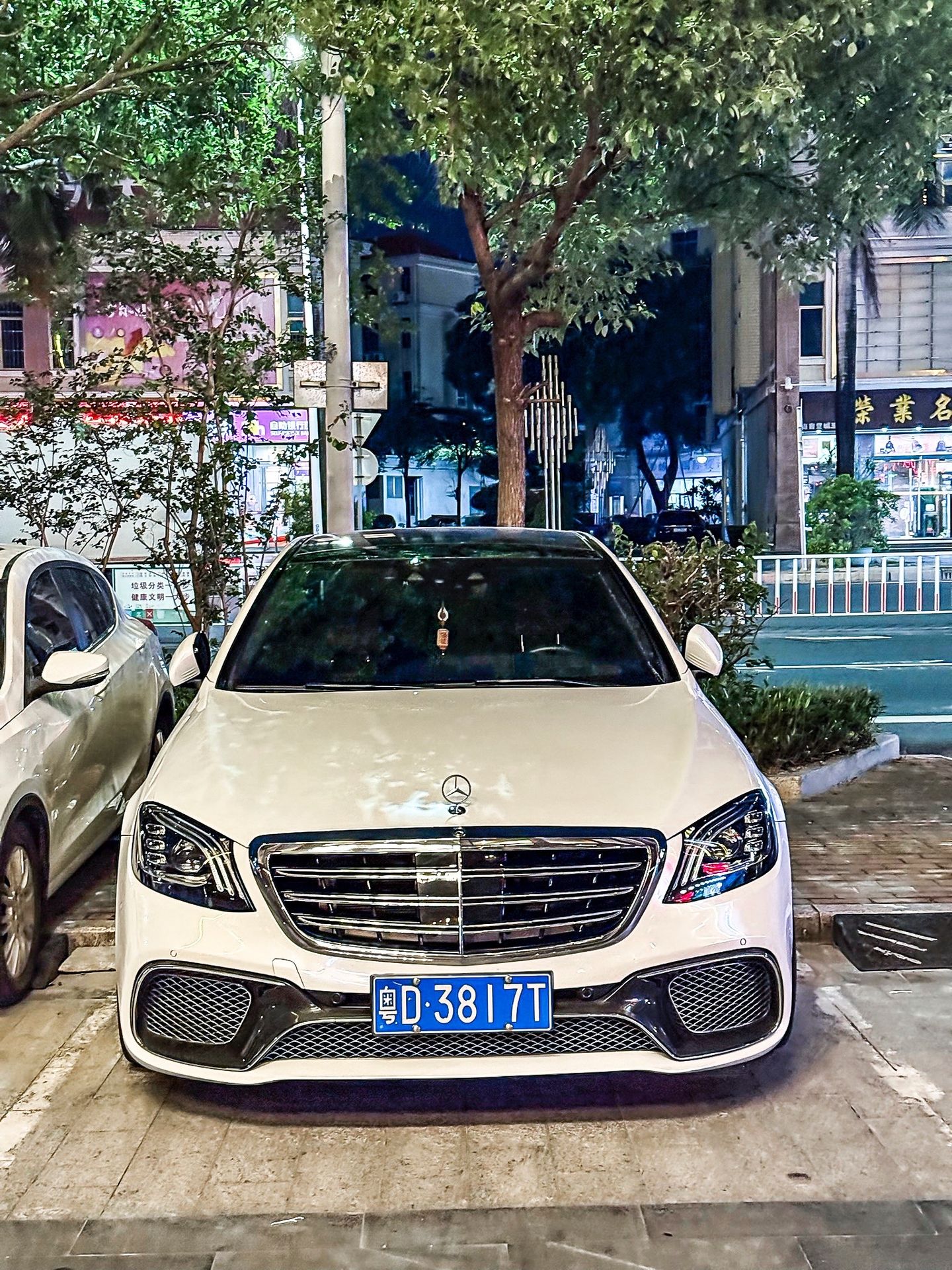 无可挑剔的白色s级实在优雅  应该没有人能拒绝一台w222三眼皮吧！