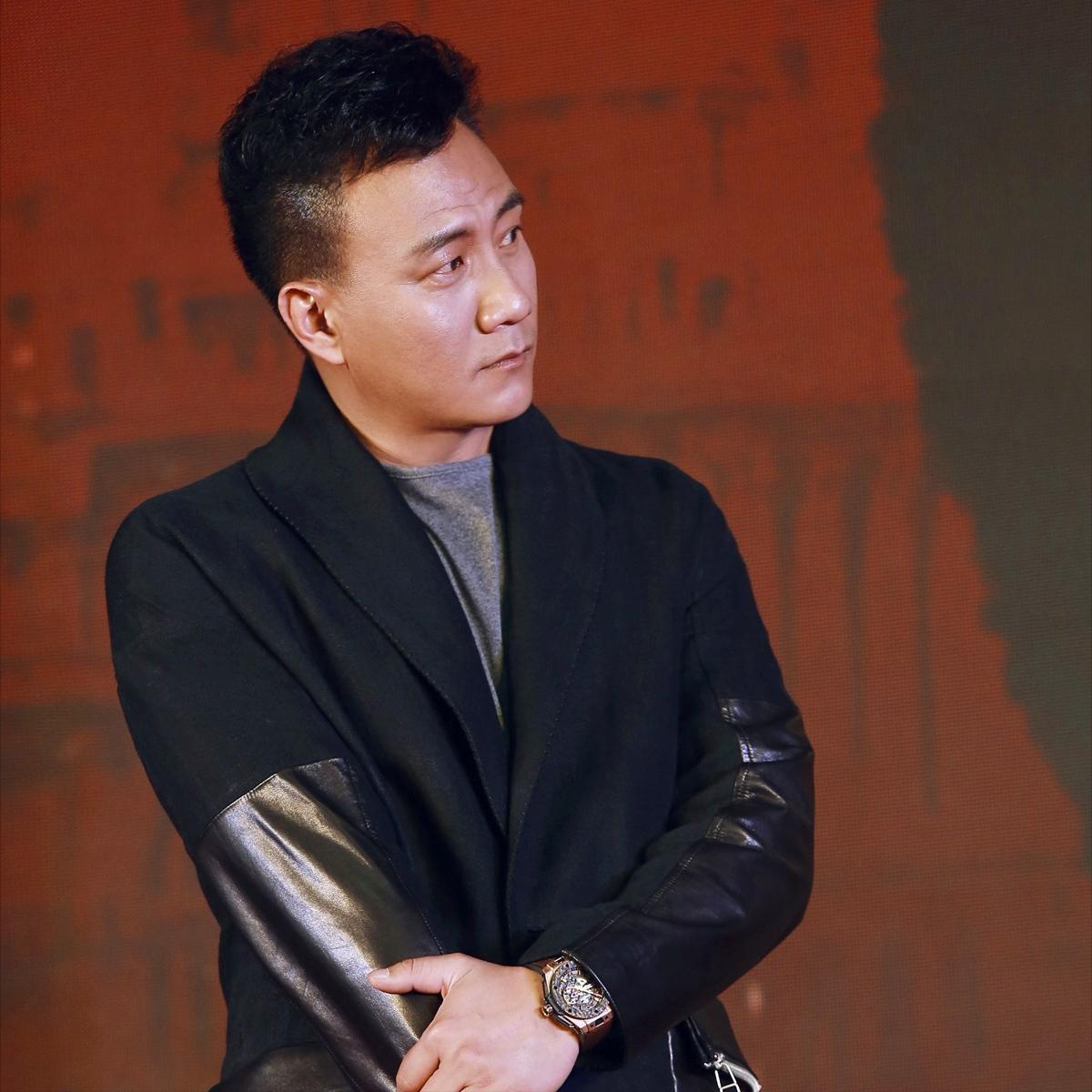 演员，胡军说，中戏毕业，进入人艺，我才发现，迎面泼我一头冷水，彻骨的寒凉，在中戏