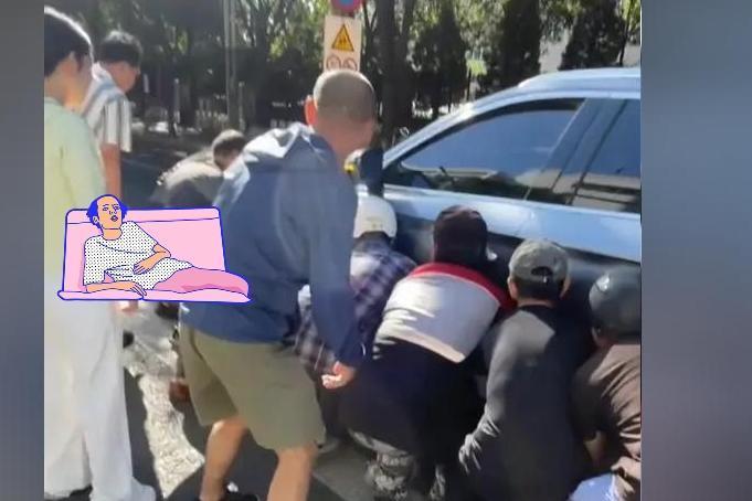 打破人心冷漠的偏见！太原女子被困车底，三十位路人一分钟合力抬车紧急救援。
别再说