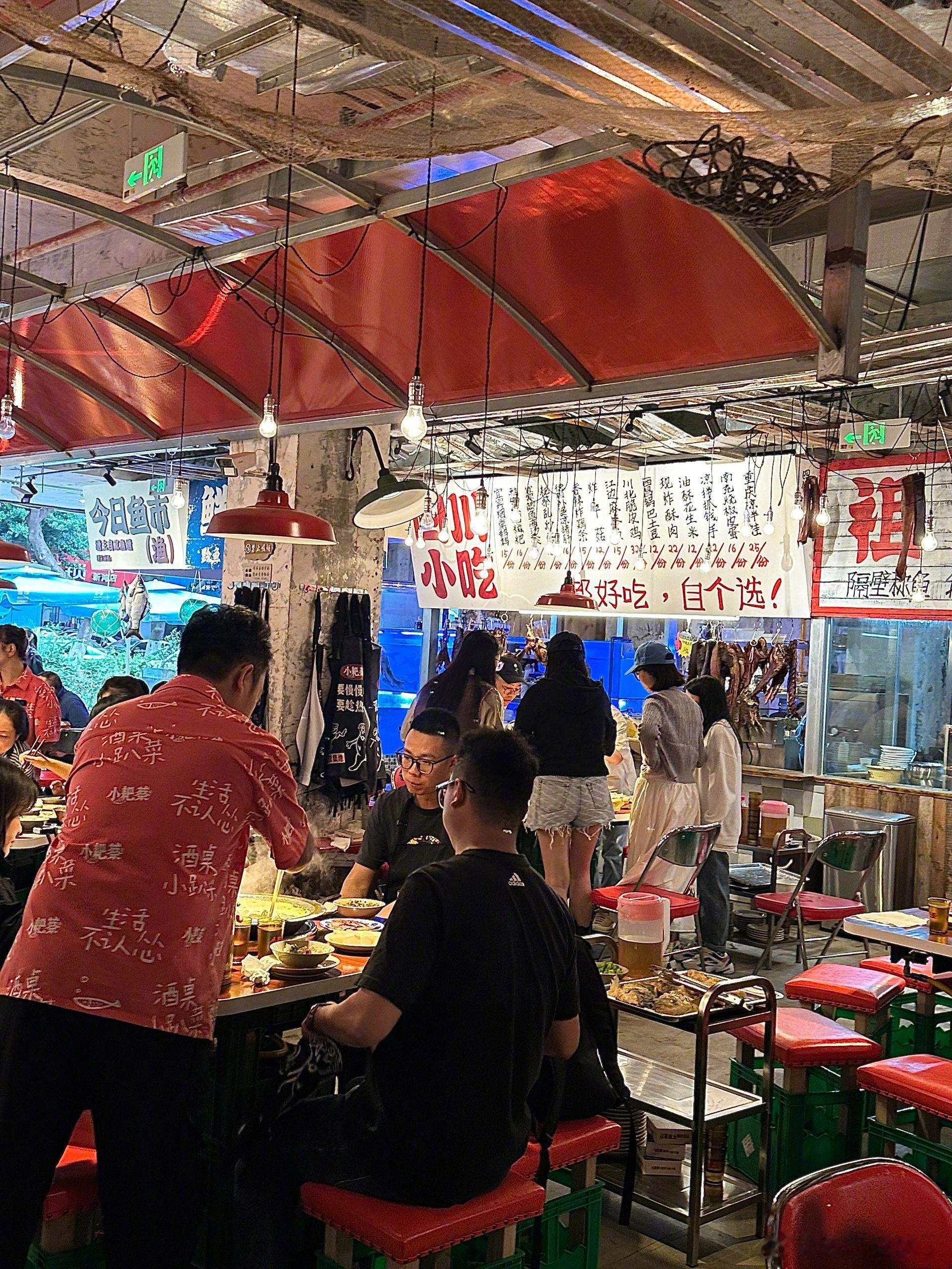 离谱、成都菜市场里面的酸菜鱼火锅😅😅😅现在的店店可真的会反向装修真以为进菜