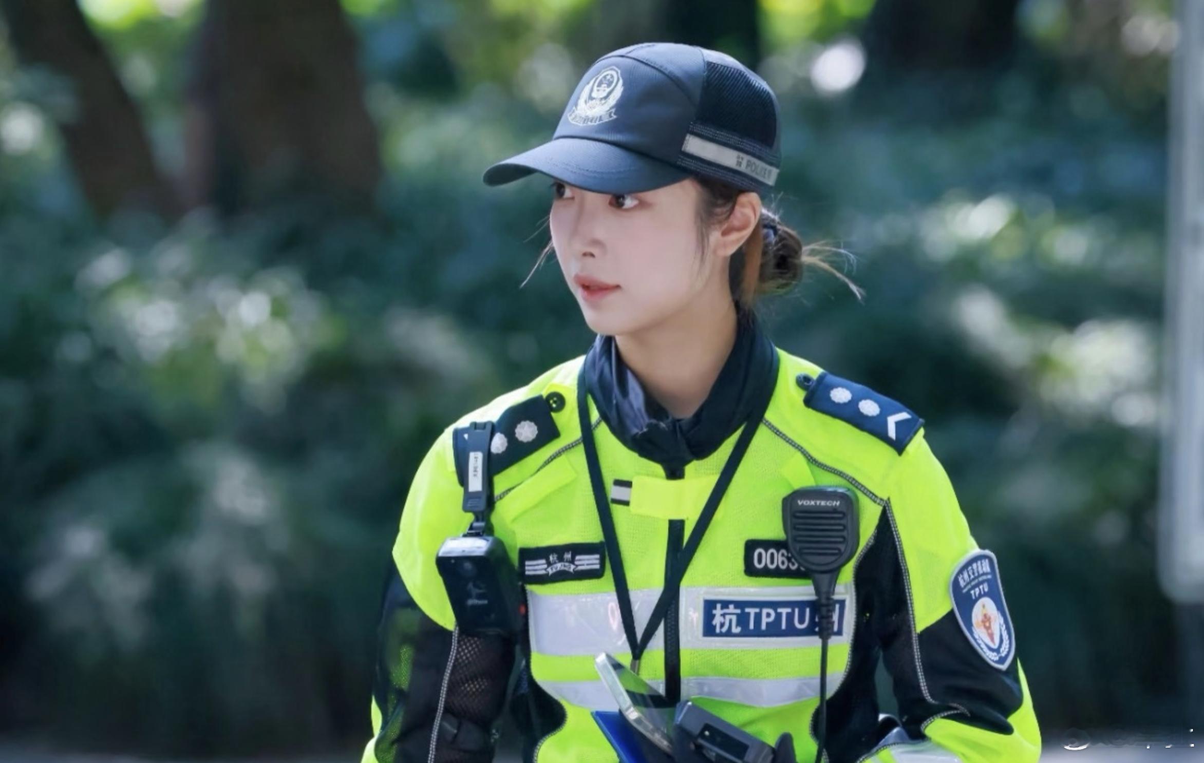 兔子警官回应作秀质疑 人红是非多！走到跟前吐口水的确实是有点儿过分了！ 